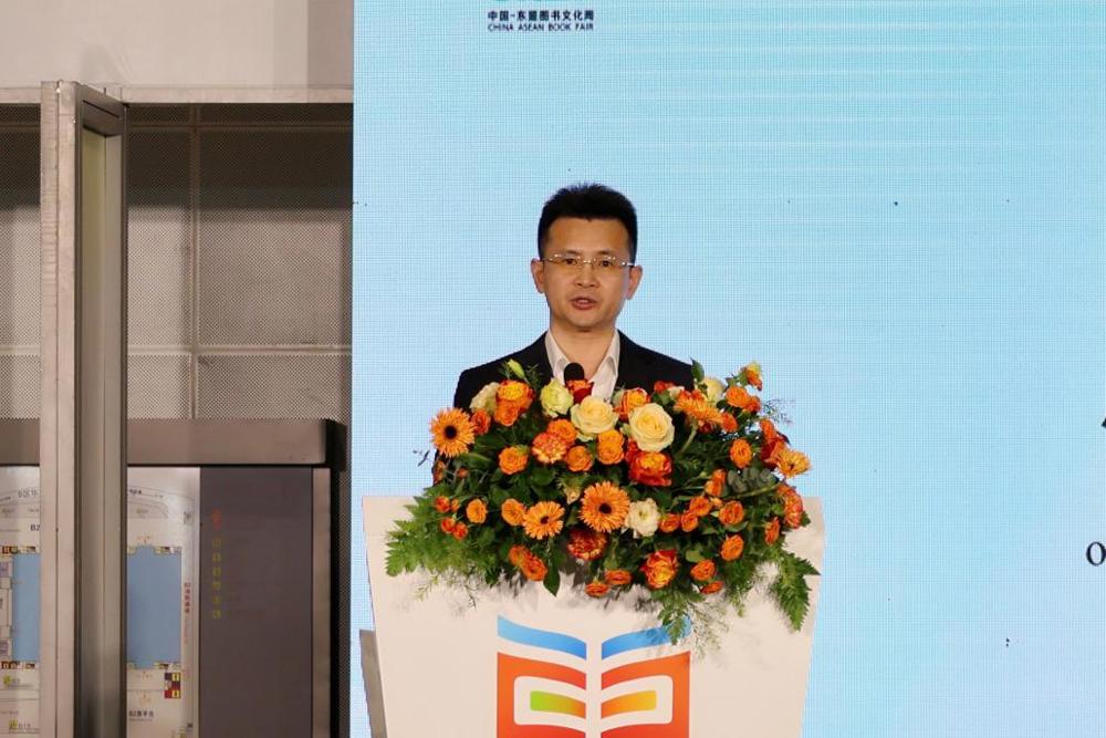 F:/2024年9月后的推文/2024-11-17资讯  云间烟火•舌尖印记——《白云生处有人家》《河内人旧时饮食杂记》新书发布会在南宁顺利举行/推文配图/广西出版传媒集团副总经理杨东星致辞.JPG广西出版传媒集团副总经理杨东星致辞