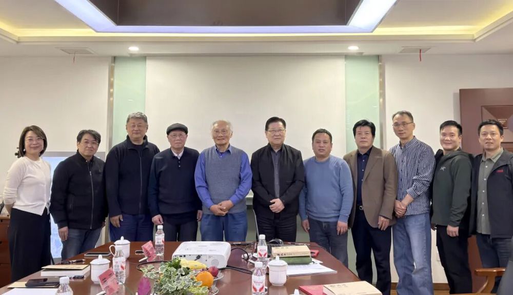 与会人员合影（从左至右：王丽、黄戈、赵力、徐善、丁观加、萧平、万新华、徐成忠、顾邨言、林增雄、文辉）