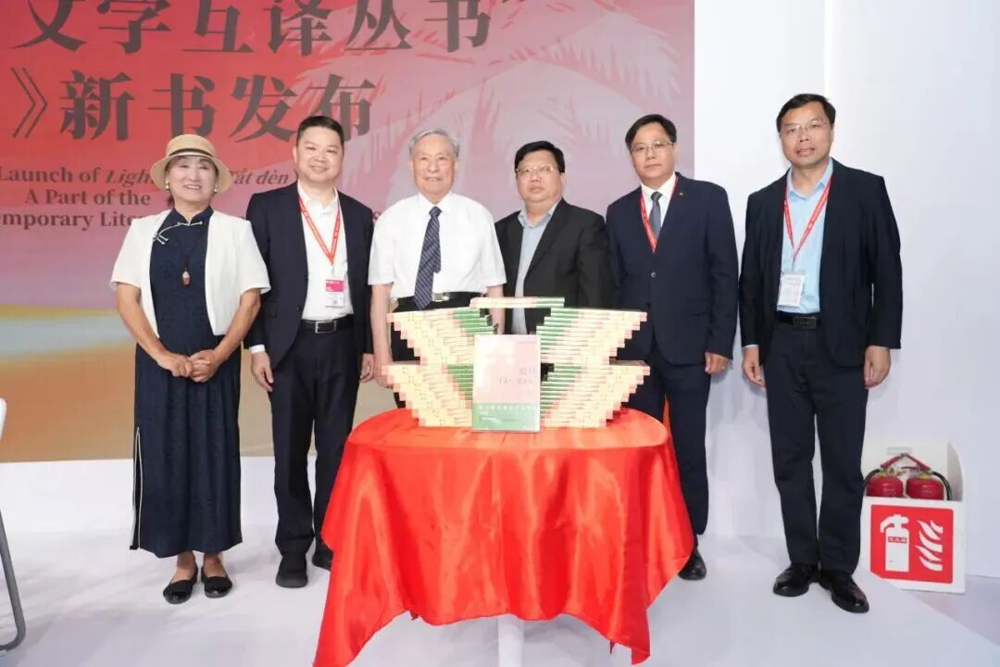 嘉宾们为《熄灯》揭幕